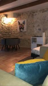 Istumisnurk majutusasutuses Appartement d'une chambre avec piscine partagee jardin clos et wifi a Pompignan