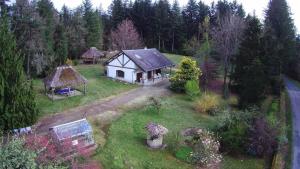 an aerial view of a small house in a garden at Gîte de France Le puy de diane (le dignou) 3 épis - Gîte de France 5 personnes MAE-5574 in Jouix