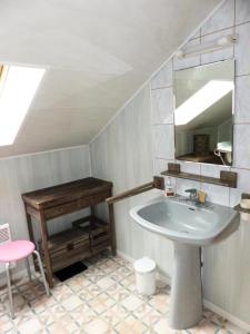 a bathroom with a sink and a mirror and a stool at Gîte de France Le puy de diane (le dignou) 3 épis - Gîte de France 5 personn 574 