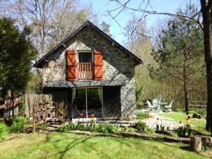 une petite maison au milieu d'une cour dans l'établissement Gîte de France Le fournil 3 épis - Gîte de France 2 personnes 564, à Égletons