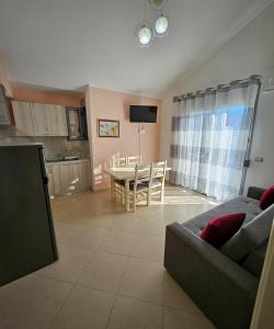拉希摩的住宿－Vacanze Pushime Albania，客厅配有沙发和桌子