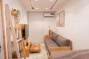 un piccolo soggiorno con divano e scala di Cozy Haven in VI a Apese