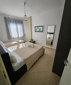 a bedroom with a large bed and a window at Vacanze Pushime Albania in Radhimë