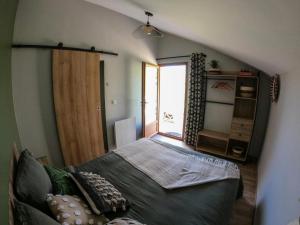 um quarto com uma cama grande e uma janela em Gîte de France L'écrin de lacoste 3 épis - Gîte de France 4 personnes 511 em Chasteaux