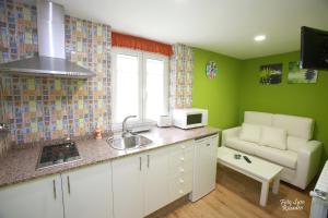 Kuchyň nebo kuchyňský kout v ubytování Apartamentos Bouso