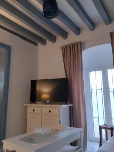 a living room with a tv and a table at La casa de loto in Alcalá de los Gazules