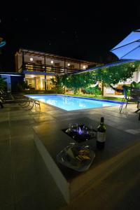 Bazén v ubytování Casa Brisa - WiFi, PISCINA e CAFÉ DA MANHÃ a 520m do CENTRO DE ARRAIAL nebo v jeho okolí