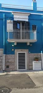 un edificio azul con un balcón en un lateral en CIVICO 33, en Bisceglie