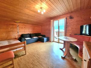 ein Wohnzimmer mit einem Sofa und einem Tisch in der Unterkunft Almbergerhof Wohnung Hirzer in Sankt Martin in Passeier