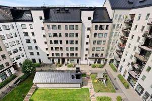 una vista aérea de un gran edificio con patio en Warm, cosy place to live en Gotemburgo