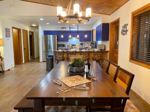 comedor y cocina con mesa de madera en Casa on the Rocks, en Forest Lakes Estates