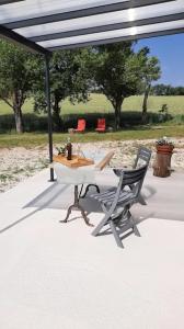 een tafel en 2 stoelen op een patio bij Maison d'une chambre avec jardin amenage et wifi a Caseneuve in Caseneuve