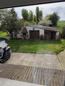 ein Haus mit einem Motorrad, das davor geparkt ist in der Unterkunft Appartement 6 personnes au calme à 25minutes de disney in Giremoutiers