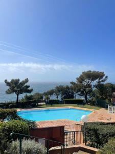 - une piscine avec l'océan en arrière-plan dans l'établissement Beautiful house with pool and sea view, à Saint-Mandrier-sur-Mer
