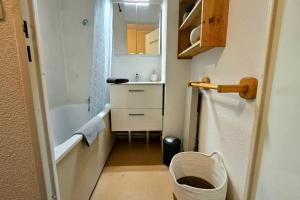 La petite salle de bains est pourvue d'un lavabo et d'une baignoire. dans l'établissement Beautiful house with pool and sea view, à Saint-Mandrier-sur-Mer