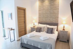 オルノスにあるCozy suite in the heart of Ornosの枕が2つ置かれたベッドのある寝室