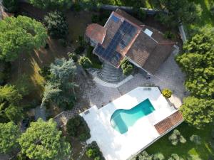 Otto Apulia House B&B في أندريا: إطلالة علوية على منزل ذو سقف شمسي