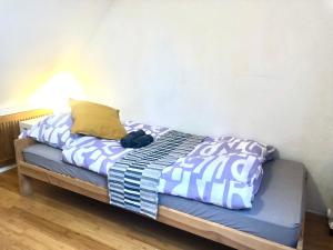 uma cama com um edredão azul e branco em Penthouse em Braunschweig