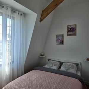 1 dormitorio con cama y ventana en Résidence Hôtel Le Relais Amélie, en Clamart