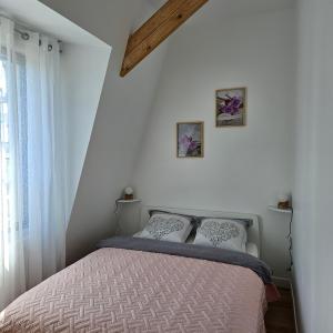 クラマールにあるRésidence Hôtel Le Relais Amélieのベッドルーム1室(ベッド1台付)が備わります。壁に2枚の写真が飾られています。