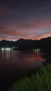 una vista de un cuerpo de agua por la noche en Recanto J&R en Angra dos Reis