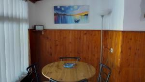 drewniany stół w pokoju z krzesłami wokół niego w obiekcie Pržić House w mieście Negotin