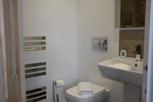 Baño blanco con lavabo y aseo en The Barrington Guesthouse Hotel, en Scarborough