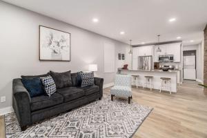 Η κουζίνα ή μικρή κουζίνα στο 10 Entire Home Private Parking Fenced Yard