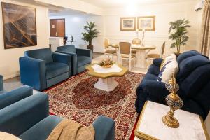 - un salon avec des canapés bleus et une table dans l'établissement Hotel Dan Inn Ribeirão Preto, à Ribeirão Preto