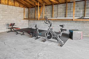 un gimnasio con varios equipos de ejercicio en una pared de ladrillo en Perfect for large groups, en Indianápolis