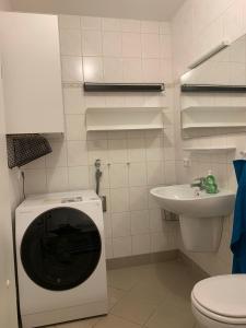 uma pequena casa de banho com WC e lavatório em Ferienwohnung für kleine und große Reisegruppe em Dresden