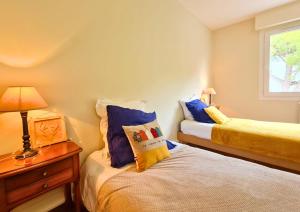 Ένα ή περισσότερα κρεβάτια σε δωμάτιο στο Appartement lumineux proche plage et marché, centre-ville accessible à pied parking gratuit I SWEET HOMES LOCATION