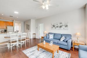 ein Wohnzimmer mit einem blauen Sofa und einem Tisch in der Unterkunft Legends Resort Condo about 10 Mi to Boardwalk! in Myrtle Beach
