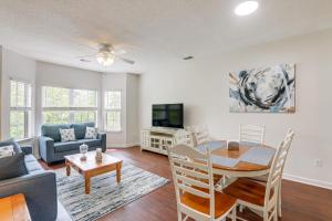 ein Wohnzimmer mit einem Tisch und einem Sofa in der Unterkunft Legends Resort Condo about 10 Mi to Boardwalk! in Myrtle Beach