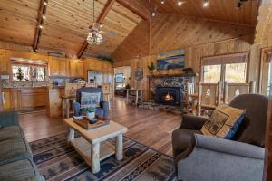 uma sala de estar com lareira num chalé de madeira em LAKEFRONT - EDEN ON THE LAKE em Big Bear Lake