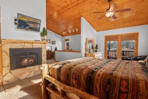 um quarto com uma lareira e uma cama em LAKEFRONT - EDEN ON THE LAKE em Big Bear Lake