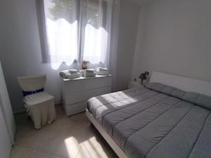 - une chambre avec un lit, une chaise et une fenêtre dans l'établissement Casa Is Calitas, à Solèminis