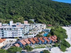 an aerial view of a resort on a beach at Varandas do Atlântico 01B - Excelente apartamento em condomínio de luxo a beira mar - Piscina climatizada - Academia - (Consultar serviços de roupas de cama e banho) in Bombas