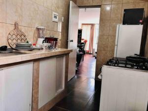 een keuken met een aanrecht en een koelkast bij Smart Apart Miraflores in Lima