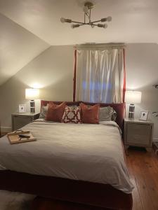 Un dormitorio con una cama grande y una ventana en 4 bed 3 bath Stay Heart of Louisville, en Louisville