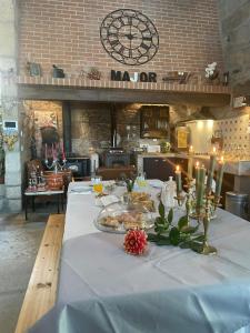 una mesa con un mantel blanco y velas en ella en Casa Major, en Pegarinhos