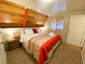 um quarto com uma cama grande e um tecto em madeira em Skyline Chalet em Forest Lakes Estates