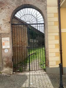 una entrada a una puerta de hierro en un edificio en LA CASETTA DI REBY, en Albano Laziale