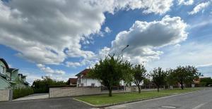 Una calle con un cielo lleno de nubes en Villa Tara Bük en Bük