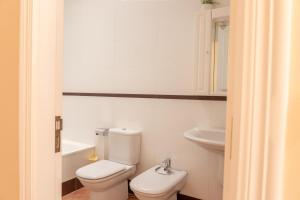 A bathroom at Apartamentos Rurales de Abelleira