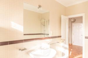 A bathroom at Apartamentos Rurales de Abelleira