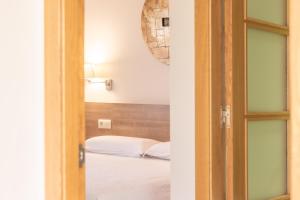 A bed or beds in a room at Apartamentos Rurales de Abelleira