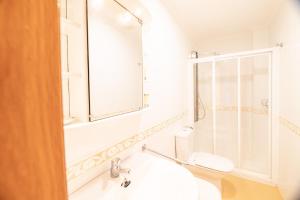 A bathroom at Apartamentos Rurales de Abelleira