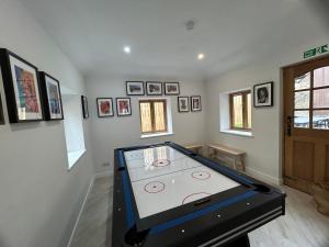 una habitación con una mesa de ping pong. en Flour Mill House, en Dundee