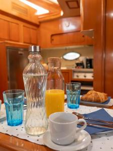 una mesa con una botella de zumo de naranja y dos vasos en Hyperia, en Valencia